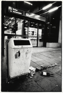 402244 Afbeelding van een vuilnisbak en zwerfafval bij de ingang aan de Rijnkade van het kantoor- en winkelcentrum Hoog ...